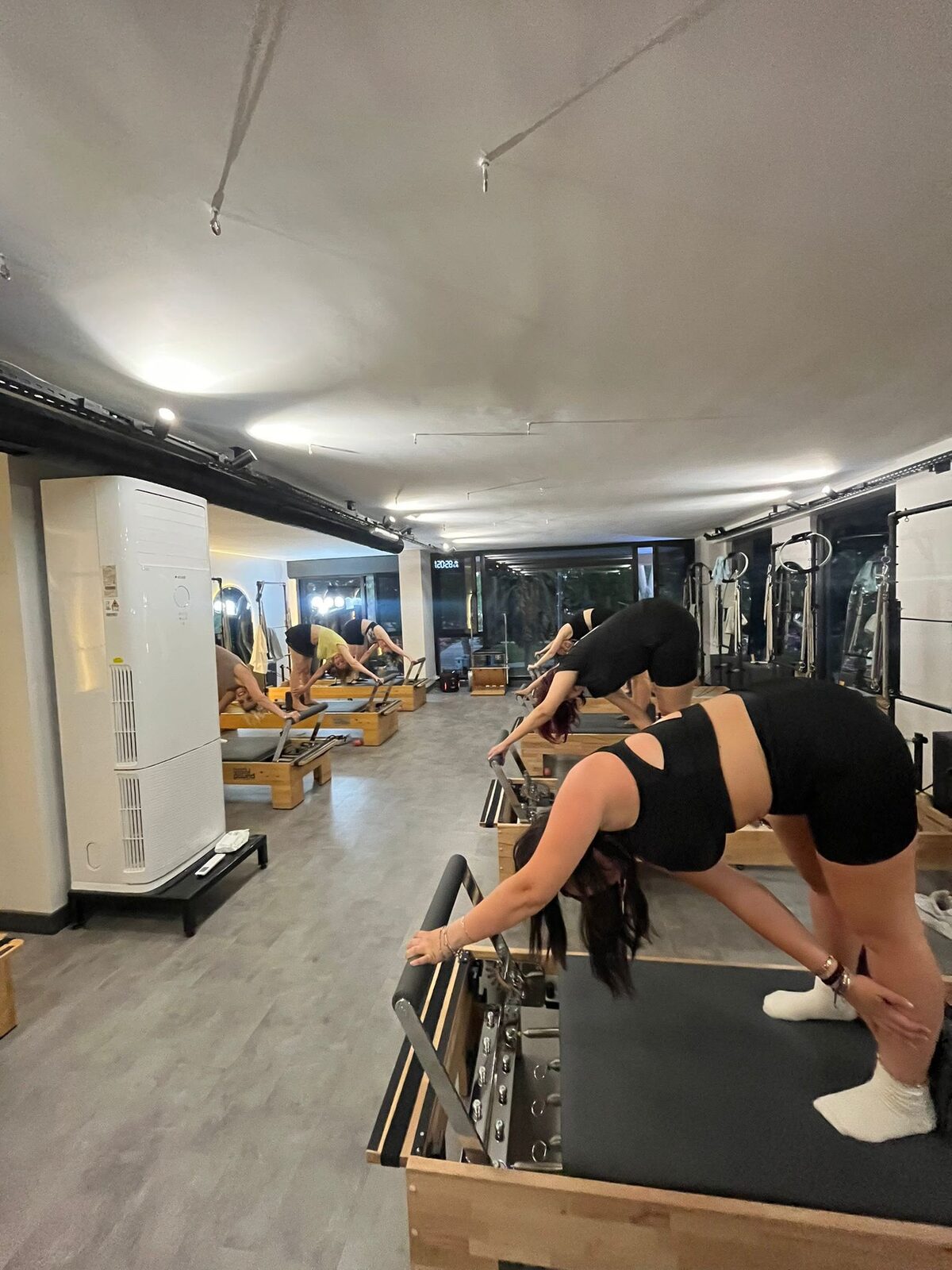 Eğitmen eşliğinde fonksiyonel hareket çalışması — Pro Studio Pilates