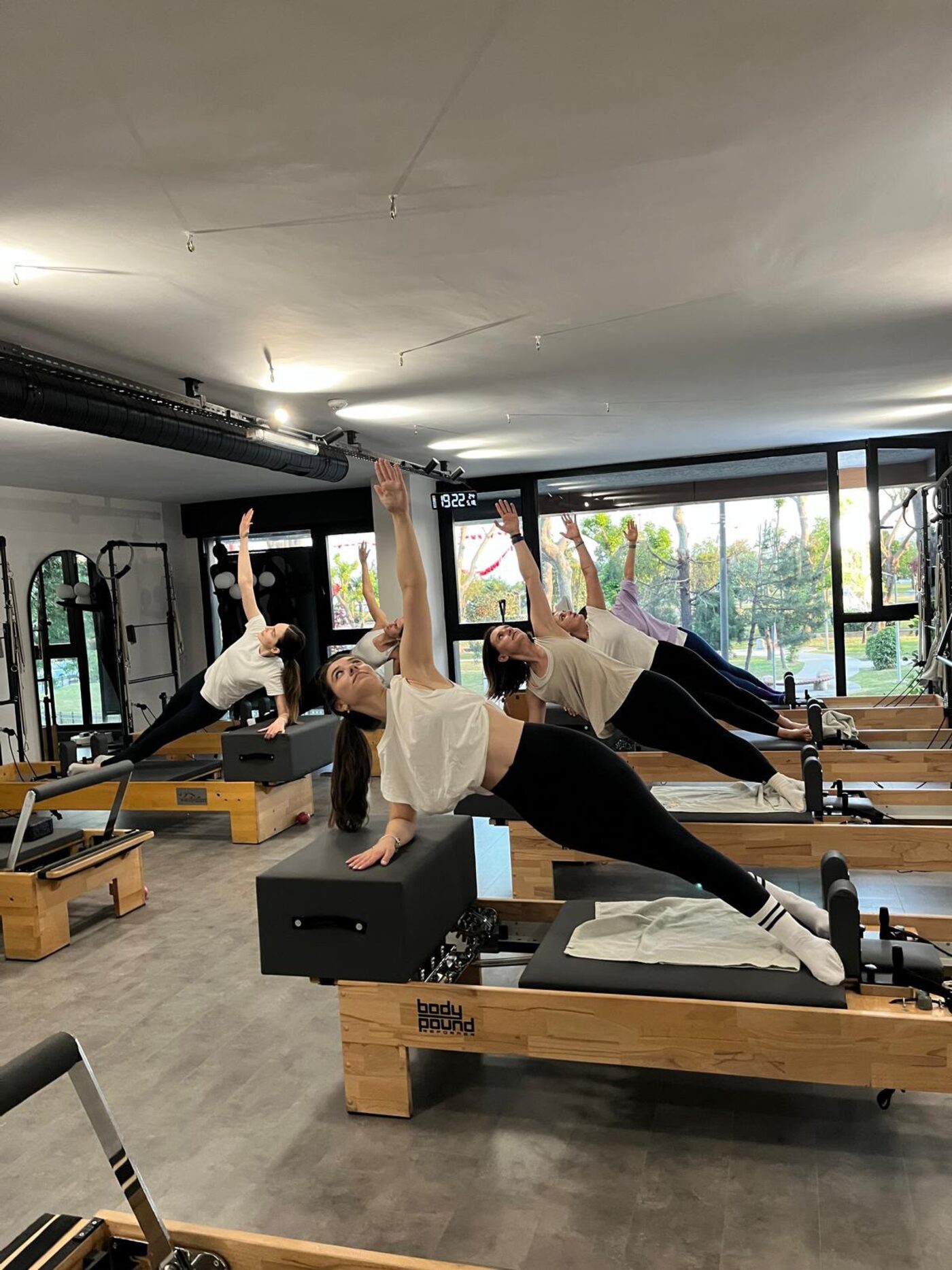 Pro Studio Pilates Pendik stüdyosunda grup reformer pilates dersi