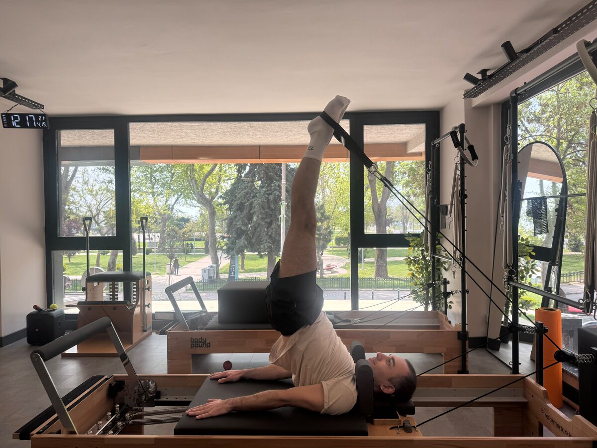 Reformer üzerinde bacak çalışması yapan üye